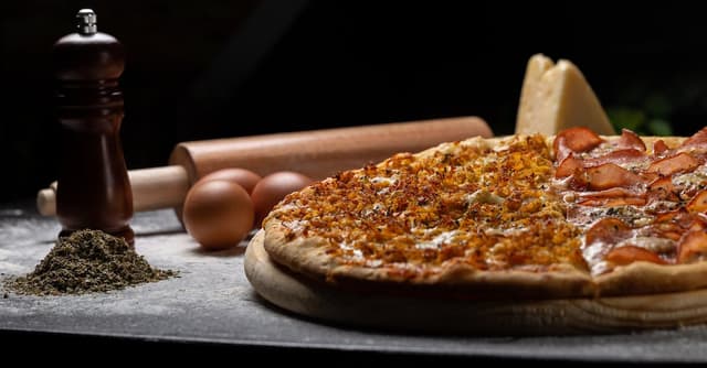 Ile kalorii ma pizza 32 cm? Sprawdź kaloryczność ulubionej pizzy!