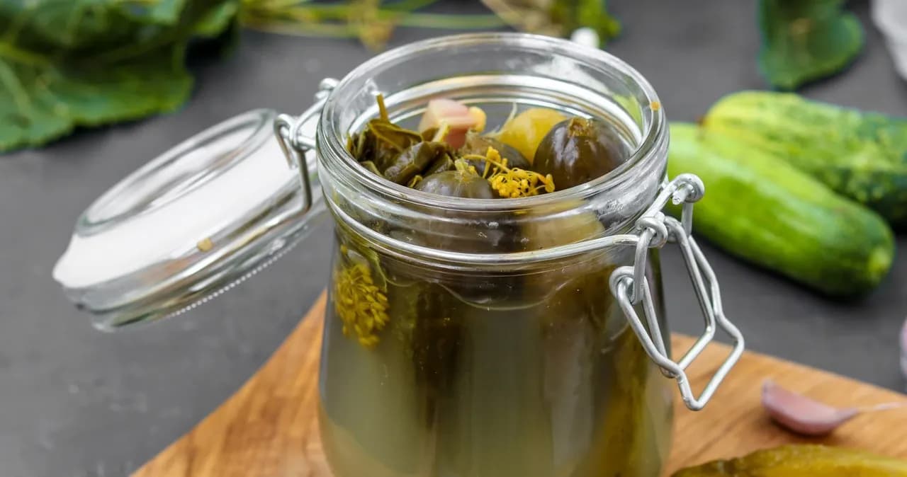 Ile soli dodać do zalewy na litr wody przy kiszeniu ogórków?
