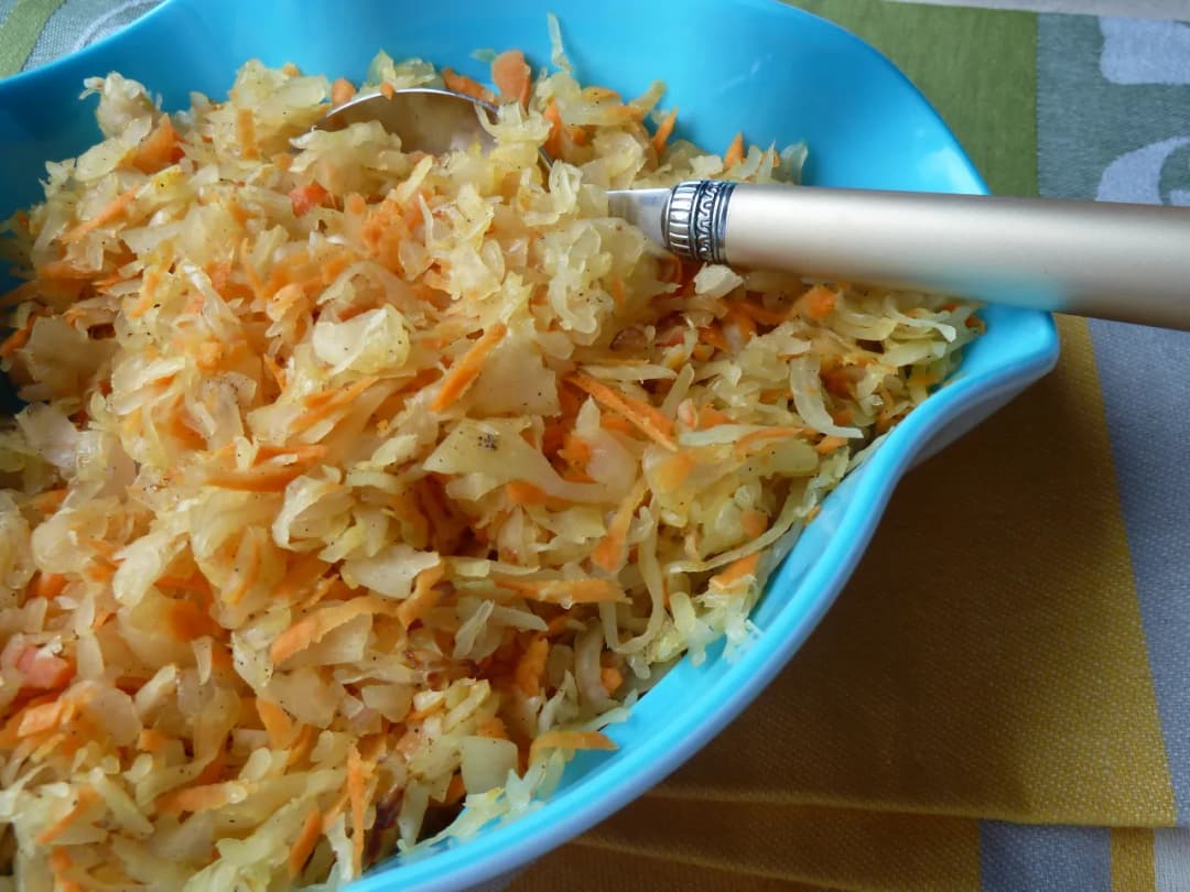 Surówka z kapusty kiszonej i marchewki - przepis i korzyści zdrowotne