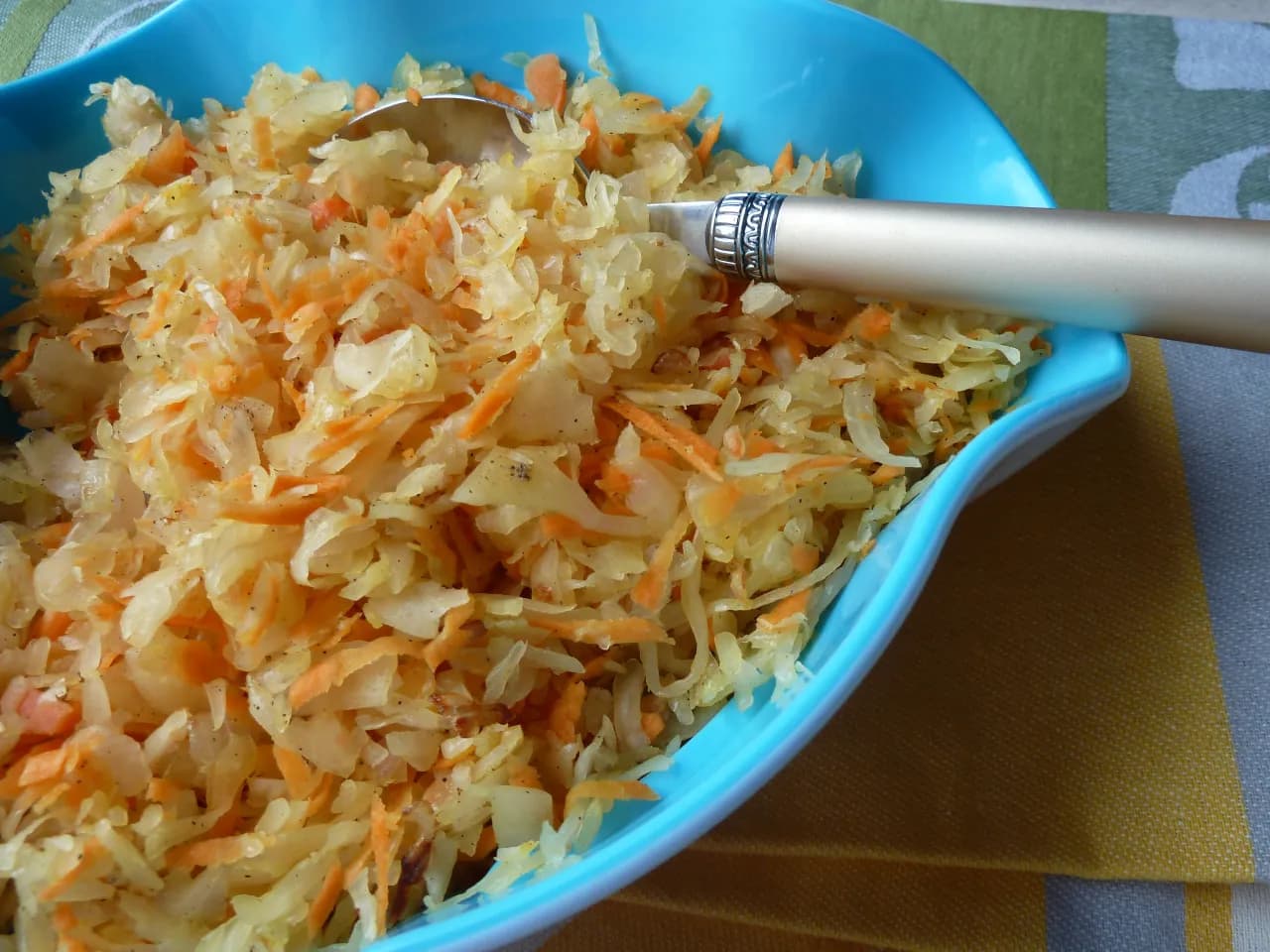 Surówka z kapusty kiszonej i marchewki - przepis i korzyści zdrowotne