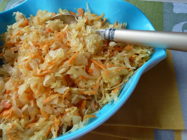 Surówka z kapusty kiszonej i marchewki - przepis i korzyści zdrowotne