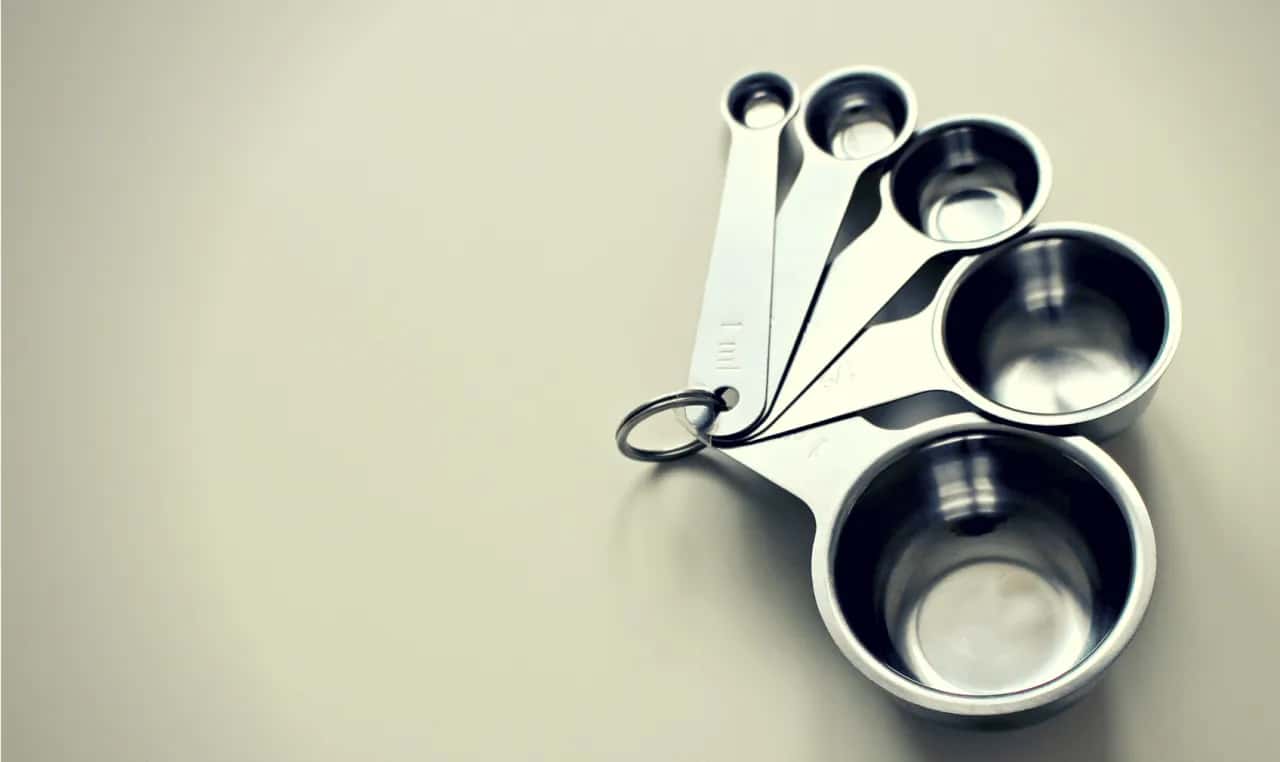 Ile waży 1/4 szklanki cukru? Pełny przelicznik na gramy!