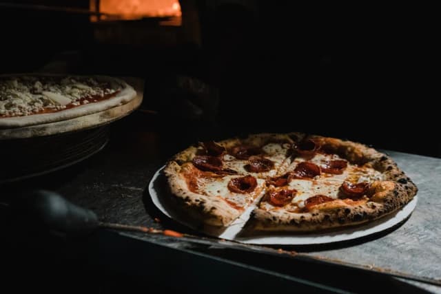 Ile kalorii ma pizza z Biedronki? Sprawdź, co naprawdę jesz