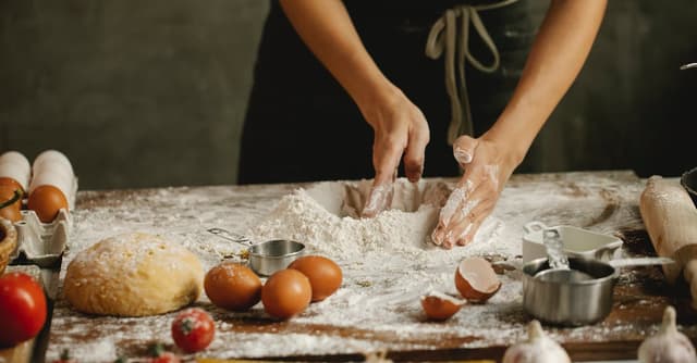 Ile gram waży łyżka mąki? Sprawdź w prosty sposób