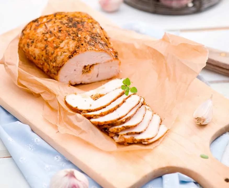 Gotowana pierś z indyka na kanapki: Przepis na soczystą pieczoną pierś