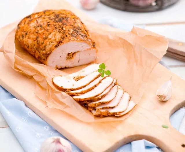 Gotowana pierś z indyka na kanapki: Przepis na soczystą pieczoną pierś