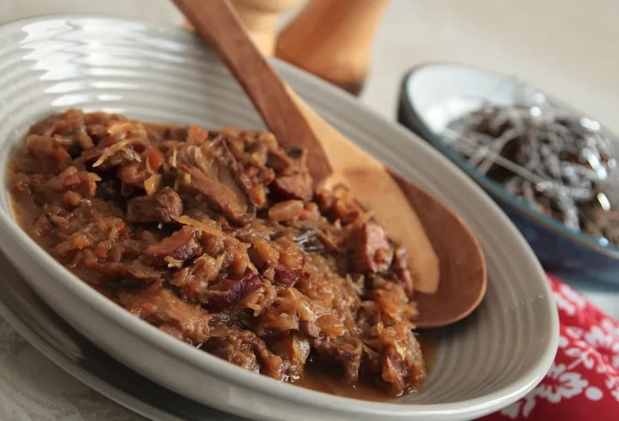 Jak długo gotować bigos? Ile gotujemy bigosa? Nasz przepis na tradycyjny bigos krok po kroku