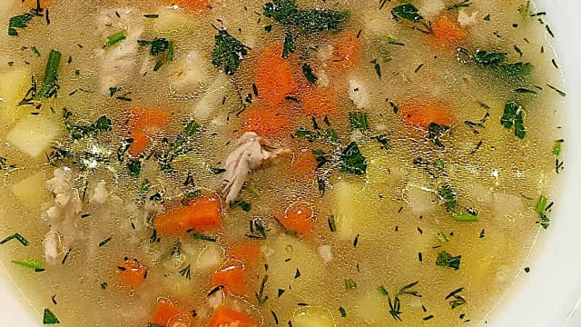 Krupnik na kaczce – tradycyjny przepis na sycącą zupę z kaczki