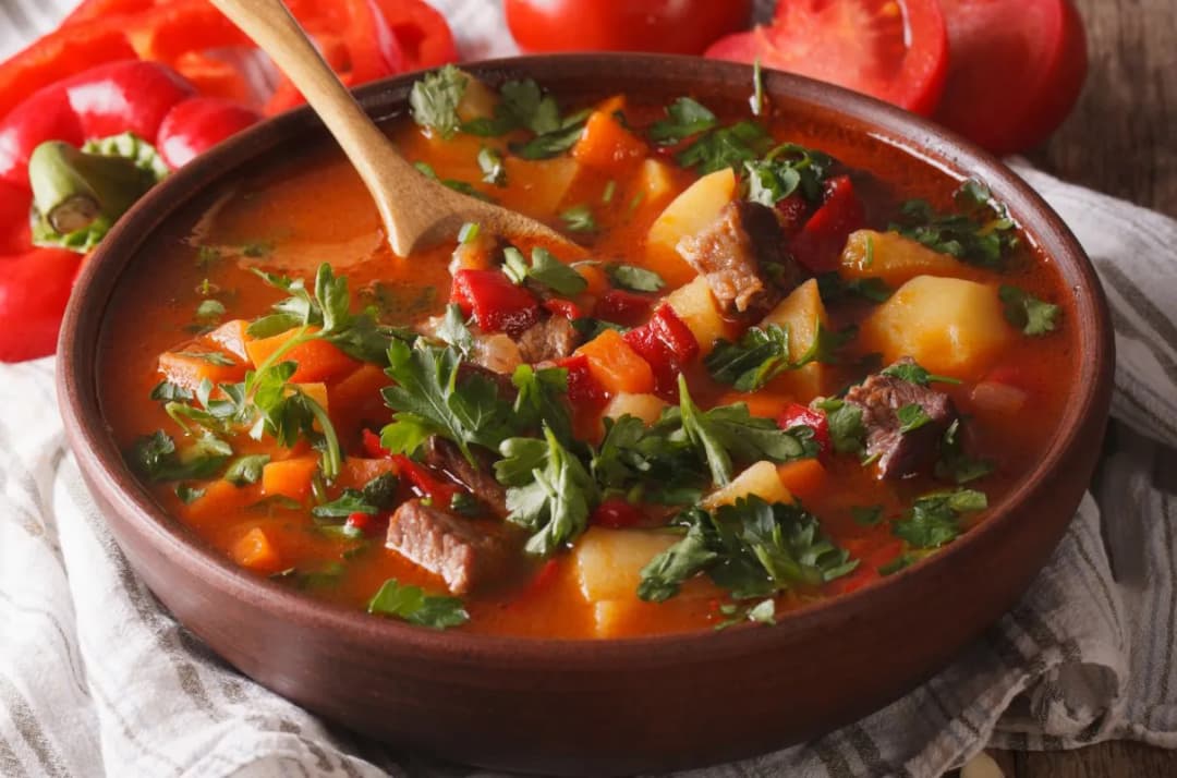 Najlepszy przepis na zupę gulaszową - prosty i smaczny!