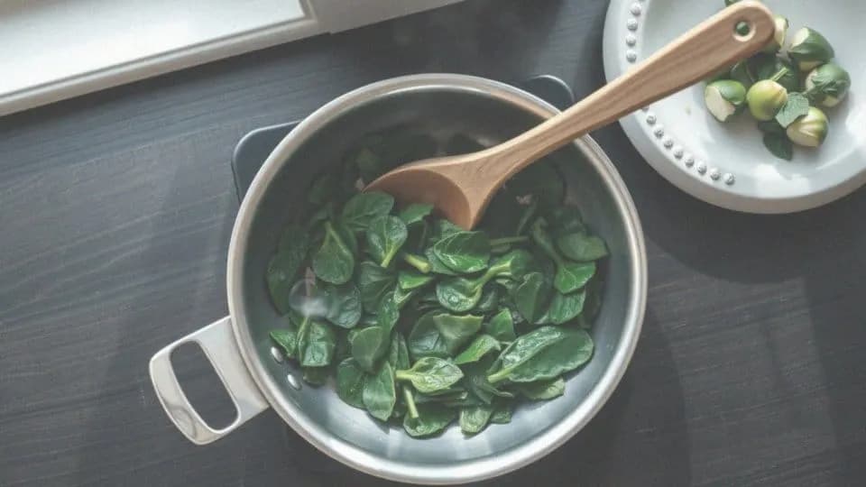 Szpinak mrożony - przepisy na potrawy ze świeżym warzywem. Skuteczne techniki mrożenia szpinaku w domu