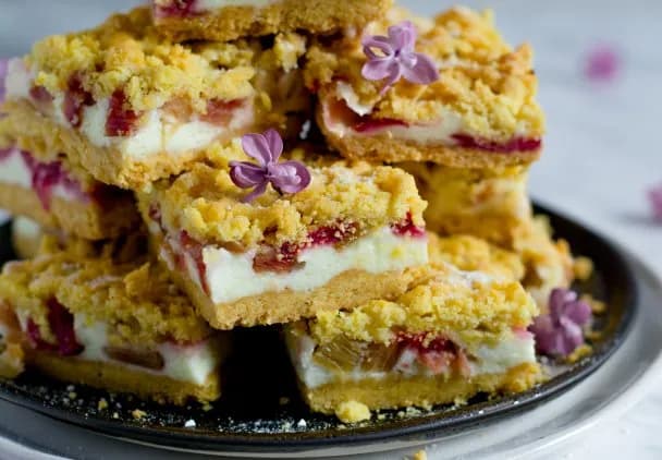 Jak zrobić ciasto z rabarbarem i pianką: Pyszna jagodowa wersja