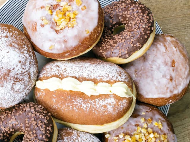 Ile kalorii ma oponka? Szokujące fakty o kaloryczności pączków