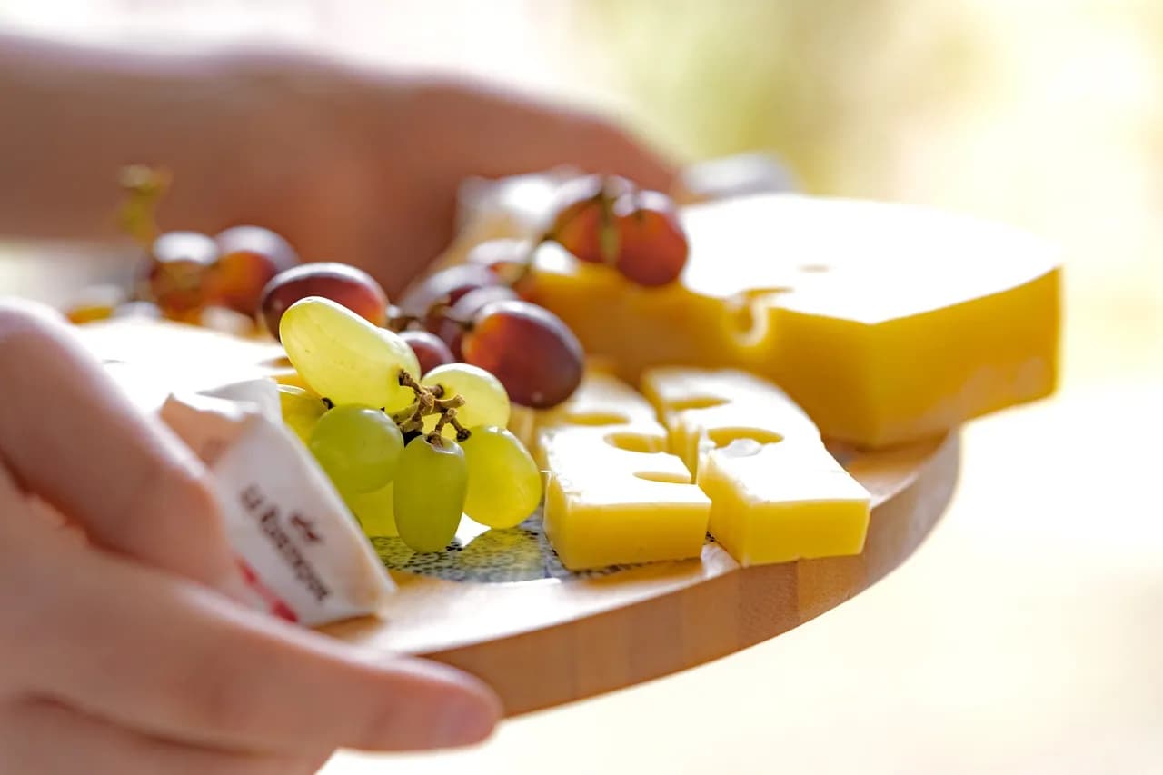 Deski serów i wędlin – jak skomponować idealną przekąskę na każdą okazję?