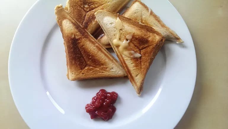 Ile kalorii ma jeden tost z serem i szynką? Sprawdź, co wpływa na kaloryczność