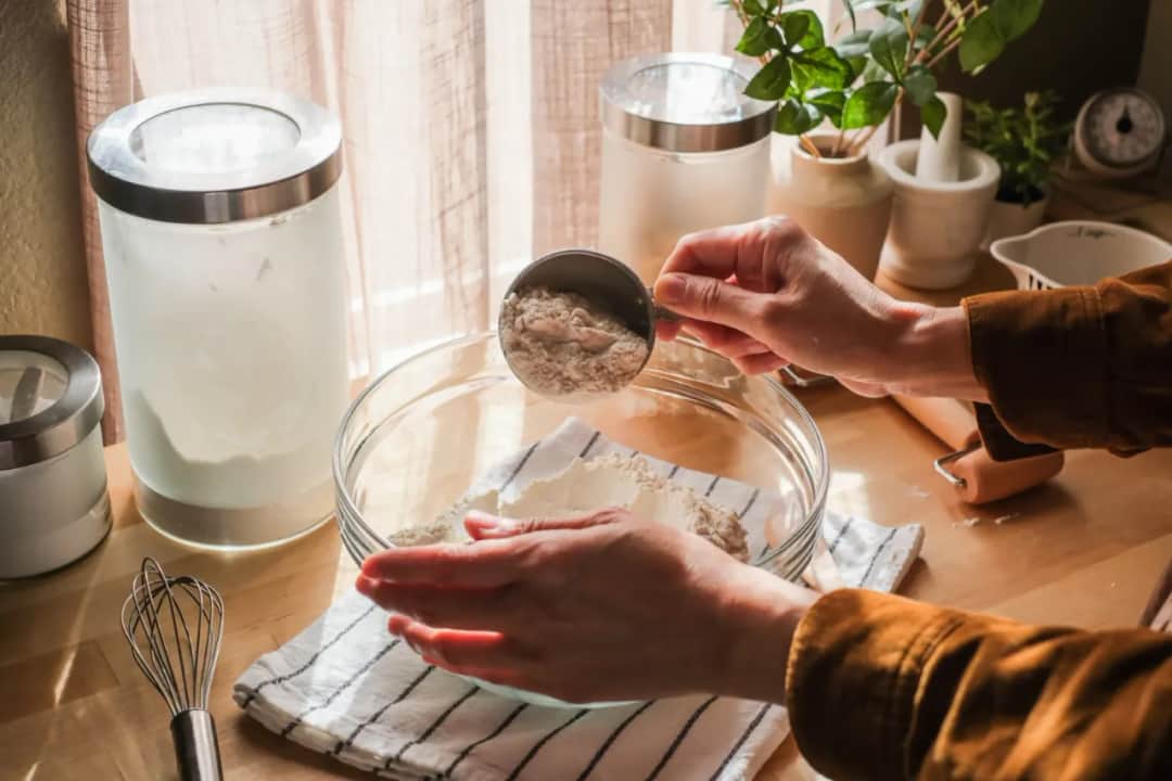 Pół szklanki ile to gramów i ml? Uniknij błędów w kuchni!