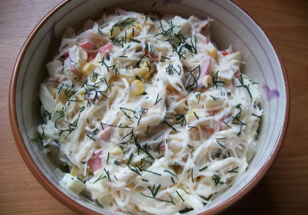 Sałatka z krabowymi paluszkami i makaronem ryżowym - przepis