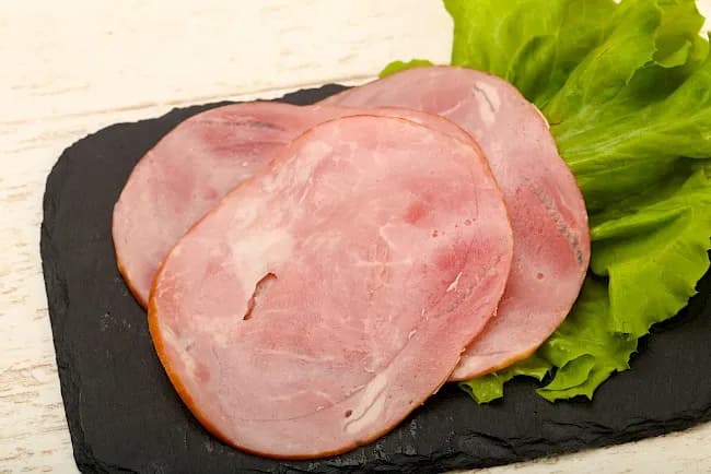 Ile kalorii ma plasterek szynki? Zaskakujące wartości odżywcze