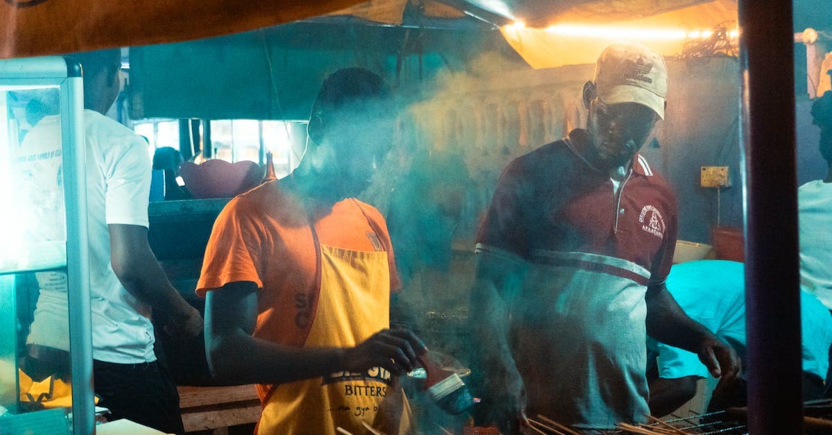 Jak długo i w jaki sposób parzyć boczek wędzony, by był idealnie miękki i aromatyczny?