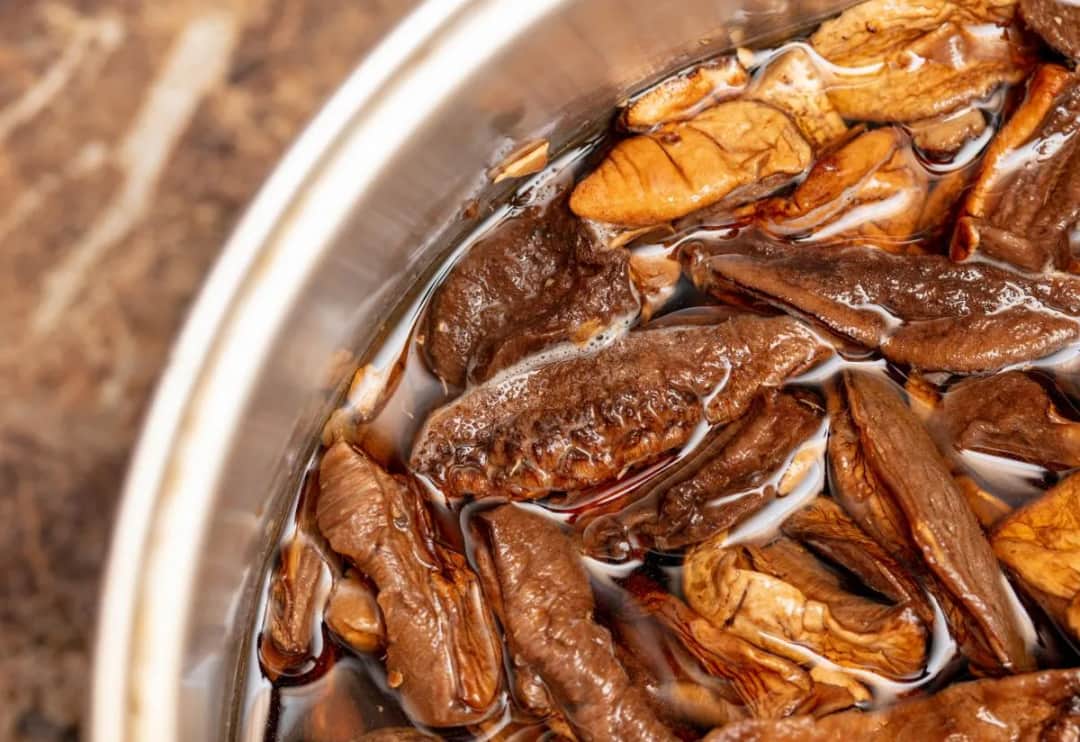Jak długo moczyć suszone grzyby aby uniknąć marnowania - przepis