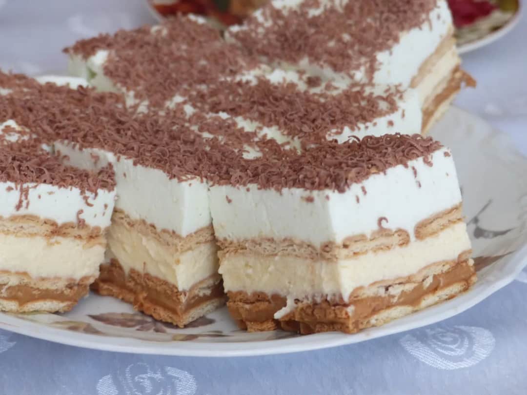 Ciasto bez pieczenia z herbatnikami - przepis na pyszny deser