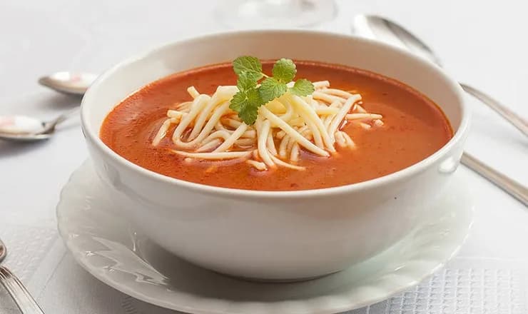 Kalorie rosołu z makaronem i zupy pomidorowej z makaronem