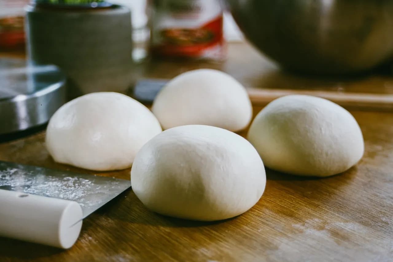 Mrożenie ciasta na pizzę - czy można i jak bezpiecznie to zrobić?