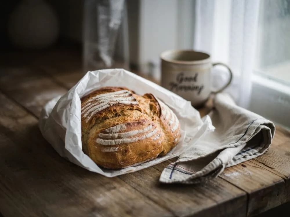 Jak rozmrozić chleb w piekarniku? Szybki i prosty sposób na miękki chleb