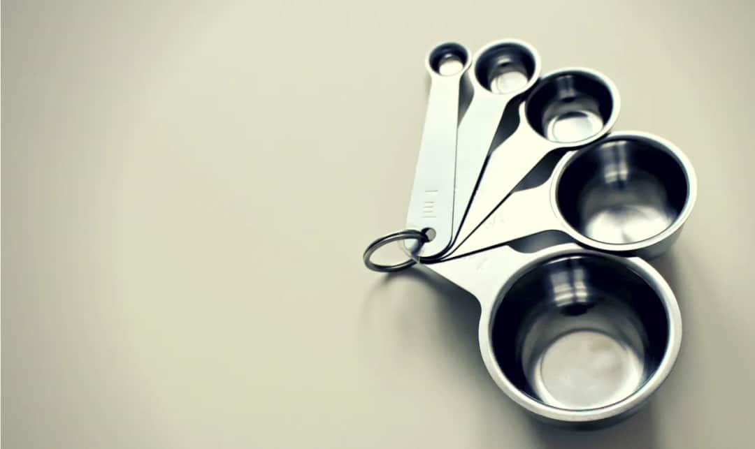 10g cukru bez wagi? Precyzyjne przeliczniki na łyżki i łyżeczki.