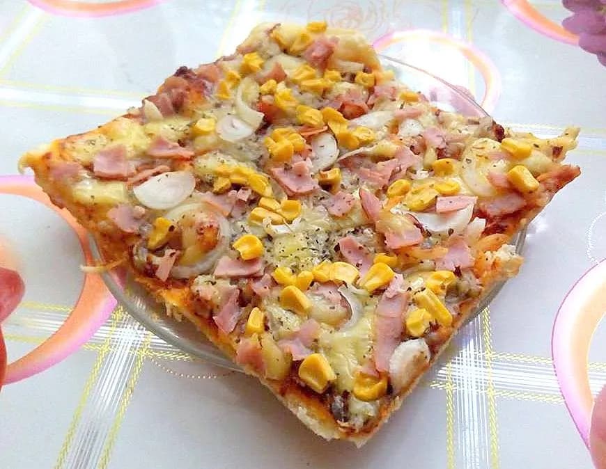 Pyszna pizza z gotowego ciasta krok po kroku