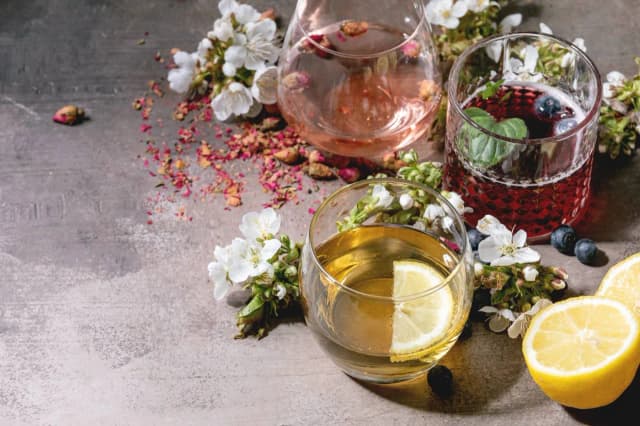 Sprawdzone przepisy na łatwe wiosenne nalewki